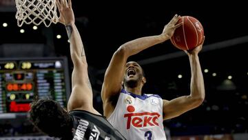GRA133. MADRID, 26/06/2017.- El ala-pívot norteamericano del Real Madrid Anthony Randolph intenta una canasta ante la defenfa del alero del RETAbet Bilbao Álex Mumbrú, durante el partido disputado hoy entre ambos conjuntos, correspondientes a la 26ª jornada de la Liga Endesa de baloncesto. EFE/Juanjo Martín randolph , Bilbao Basket mumbru