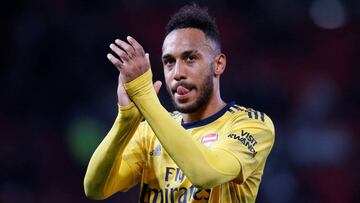 Pierre-Emerick Aubameyang saluda a su afici&oacute;n despu&eacute;s del Manchester United-Arsenal. 