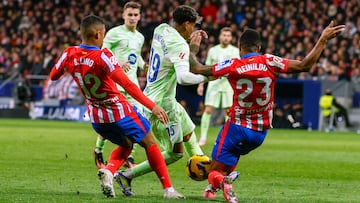 Lino y Reinildo, en una jugada del Atlético-Barcelona de la 24-25. Quedan libres los números de Juanfran, Miranda, Lino y Leo Franco.