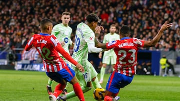 Lino y Reinildo, en una jugada del Atlético-Barcelona de la 24-25. Quedan libres los números de Juanfran, Miranda, Lino y Leo Franco.