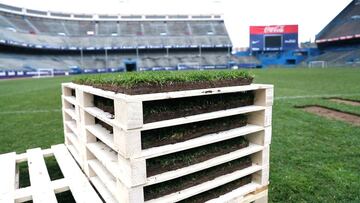Así fue el comienzo de la retirada del césped del Vicente Calderón