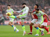 Soccer Football - Premier League - Nottingham Forest v Manchester City - The City Ground, Nottingham, Britain - December 27, 2025 Manchester City's Josko Gvardiol and Ruben Dias in action with Nottingham Forest's Igor Jesus REUTERS/Chris Radburn EDITORIAL USE ONLY. NO USE WITH UNAUTHORIZED AUDIO, VIDEO, DATA, FIXTURE LISTS, CLUB/LEAGUE LOGOS OR 'LIVE' SERVICES. ONLINE IN-MATCH USE LIMITED TO 120 IMAGES, NO VIDEO EMULATION. NO USE IN BETTING, GAMES OR SINGLE CLUB/LEAGUE/PLAYER PUBLICATIONS. PLEASE CONTACT YOUR ACCOUNT REPRESENTATIVE FOR FURTHER DETAILS..