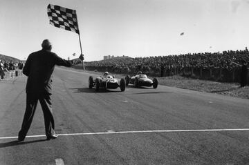 Los campeonatos de 1959, 1960 y 1961 fueron sus últimas tres temporadas en F1, todas ellas finalizadas en el tercer puesto del Mundial con seis victorias más, dos por año, para un total de 16 victorias, 22 podios, 15 poles y 19 vueltas rápidas. En la imagen Stirling Moss (Lotus No.14) cruzando la meta en el GP de los Países Bajos de 1961.