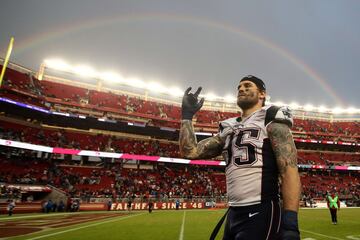 Chris Long haciendo los cuernos bajo un arco irirs.. A esta foto se le falta como banda sonora los Judas Priest.