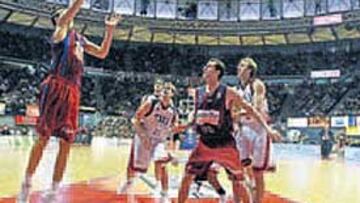 <b>DESPISTE. </b>Jordi Trías aprovecha un fallo en el marcaje del Tau.