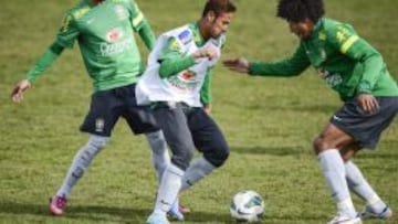 Neymar encara a Dante en el entrenamiento de ayer.