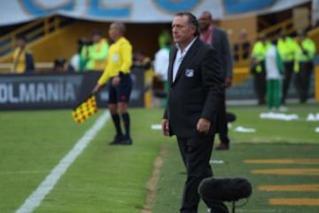 El técnico uruguayo vivió el clásico con mucha intensidad 