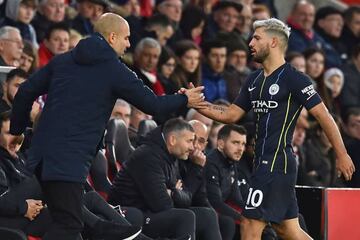 Agüero shakes hands with Guardiola after being subbed