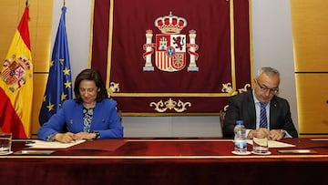 Margarita Robles y Alejandro Blanco firman el convenio para promover el deporte de alto nivel en las Fuerzas Armadas.