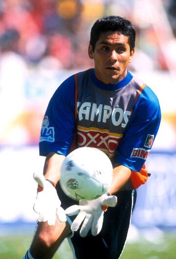 Campos es uno de los porteros más renombrados en la historia del fútbol mexicano. Durante su brillante carrera también formó parte de las filas de los Tigres en los años 1999 y 2000, donde sólo participó en 17 encuentros.