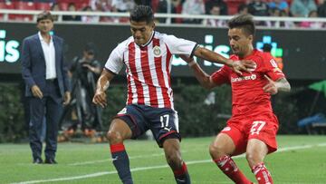 Jes&uacute;s S&aacute;nchez (i) de Chivas disputa el bal&oacute;n con Rodrigo G&oacute;mez (d) de Toluca, en partido de la jornada 1&deg; del Torneo Apertura del f&uacute;tbol mexicano, que se disputa en el estadio Chivas en Guadalajara (M&eacute;xico).