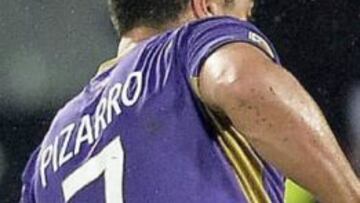 David Pizarro espera su oportunidad en el banco de Fiorentina.