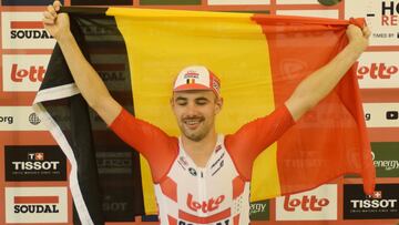 Victor Campenaerts posa con la bandera de B&eacute;lgica tras batir el r&eacute;cord de la hora en abril de 2019.