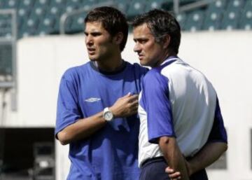 Adrián Mutu comenzó su condena cuando decidió jugar un partido por su selección sin el consentimiento del DT. Mourinho lo sometió a un control antidopaje cuando faltó a un entrenamiento y arrojó positivo por cocaína.