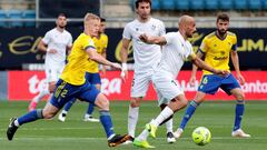 C&Aacute;DRIZ, 08/05/2021. El centrocampista de la SD Huesca, Mikel Rico (d), conduce el bal&oacute;n ante el centrocampista dan&eacute;s del C&aacute;diz, Jens Jonsson, durante el encuentro correspondiente a la jornada 35 de primera divisi&oacute;n dispu