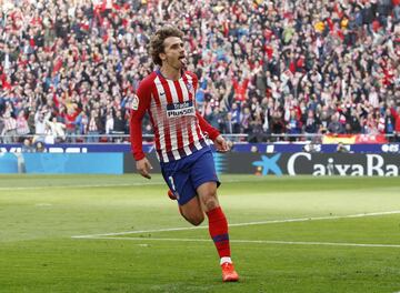 Griezmann ya es el jugador del Atlético que más goles ha marcado en Europa: 28. De ellos, 22 en Champions. El francés estaba igualado con Luis Aragonés, pero su tanto ante el Milán, importantísimo para ganar al conjunto italiano, le ponen al frente de esta clasificación. Y puede seguir marcando. En el fondo sueña con ganar la Champions con el Atlético y hacer historia en la entidad madrileña. Griezmann ha disputado 264 encuentros con el Atlético y ha marcado 134 goles (28 en Europa). Ganó una Supercopa de España, una Europa League y una Supercopa de Europa. 