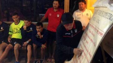 Los mega papelógrafos de 'Clavito' Godoy en Santiago Morning