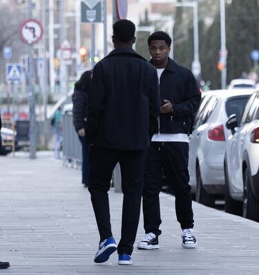 Los jugadores de las distintas secciones del Barcelona y representantes del mundo del fútbol le dan el último adiós al doctor Carles Miñarro García.