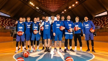 La plantilla al completo del Leyma Básquet Coruña posa para AS en el Palacio de los Deportes antes de empezar el entrenamiento.