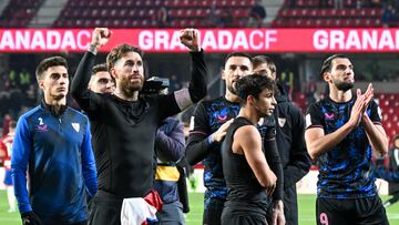 Los jugadores del Sevilla celebran el triunfo con la afición.