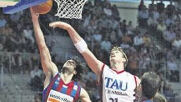 <b>INTIDIMACIÓN. </b>Splitter intenta taponar una bandeja de Basile.