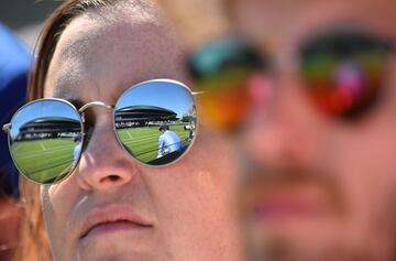 Los aficionados asisten a la primera jornada de Wimbledon.