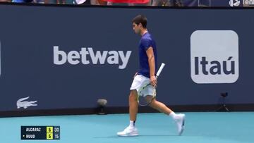 El público en pie, el rival incrédulo y él reacciona así: lo de Alcaraz en este punto fue mucho