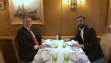 Arda Turan en una reunión.