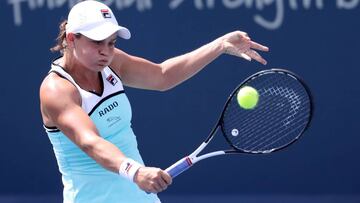 Ashleigh Barty devuelve una bola ante Anett Kontaveit en el Western and Southern Open de Cincinnati en el Lindner Family Tennis Center de Mason, Ohio.