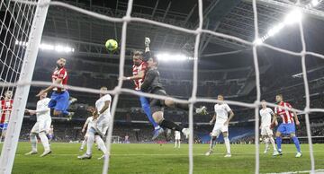 Thibaut Courtois y Héctor Herrera.