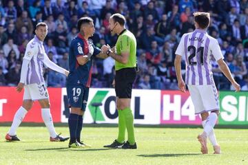 Mateu Lahoz, junto con Chimy Ávila, en el Valladolid-Huesca.