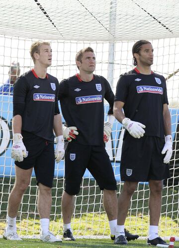 La siempre insistente prensa inglesa seguía con sus palos a Robert Green tras fallar en la jornada inaugural ante Estados Unidos: los medios demandaban que Fabio Capello relegase al meta del West Ham londinense. Pero el italiano no daba su brazo a torcer. Con una frase repetitiva (“Ya veremos”), quería dejar pasar el temporal. Además, había una guerra fría entre el técnico italiano y otro portero, David James: éste se consideraba apto para jugar tras superar una lesión de rodilla. Pero Capello no lo tenía tan claro: no lo veía al cien por cien en los entrenamientos.