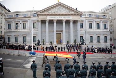Acto de izado solemne de la Bandera Nacional con motivo del Día de la Constitución.