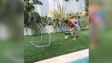 Fábregas quiere heredero: juega al fútbol con su hijo de 2 meses