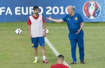 Del Bosque hands out instructions to forward Nolito.