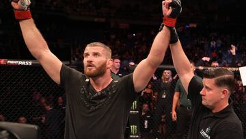 Jan Blachowicz celebra su victoria sobre Ronaldo Souza en el UFC Sao Paulo.