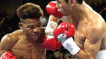 Pedro "Rockero" Alcazar, a la izquierda de la imagen, durante su combate con el mejicano Fernando Montiel.