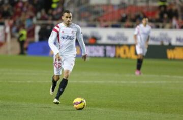 Al Sevilla llegó en la 14/15 procedente del Almería. Tras ello fichó por el Barcelona tras pagar 17 millones de euros. 