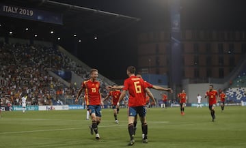 3-1. Dani Olmo celebró el tercer gol con Fabián Ruiz.