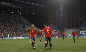 3-1. Dani Olmo celebró el tercer gol con Fabián Ruiz.