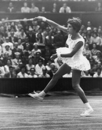 1960: Mar赤a Bueno.