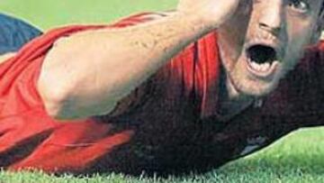 <b>DESESPERACIÓN. </b>La falta de acierto y de suerte en el remate causa desesperación en los delanteros como Roberto Soldado.