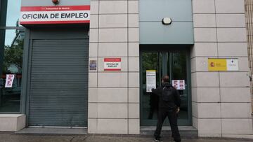 15/04/2020 Un hombre entra por la puerta de una Oficina de Empleo ubicada en Ronda de las Provincias, n&uacute;mero 7, de la capital, un d&iacute;a despu&eacute;s del anuncio realizado por el Fondo Monetario Internacional que estima que Espa&ntilde;a cier