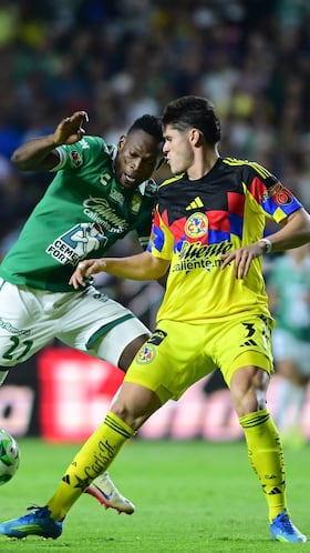 Diber Cambindo (L) of Leon fights of the ball with Israel Reyes (R) of America during the 16th round match between Leon and America as part of the Liga BBVA MX Varonil, Torneo Clausura 2026 at Nou Camp Stadium, on April 21, 2026 in Leon, Guanajuato, Mexico.