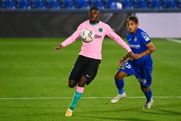 Ousmane Dembele y Damián Suárez.