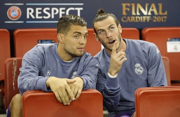 El Madrid se clasifica para jugar (y defender t¨ªtulo) la final de la Champions en Cardiff, la ciudad natal de Bale. Pero Zidane decide que el gal¨¦s no sea titular. Le sacar¨¢ cuando apenas queden algo m¨¢s de diez minutos para el final del encuentro. Su enfado es evidente y notorio.