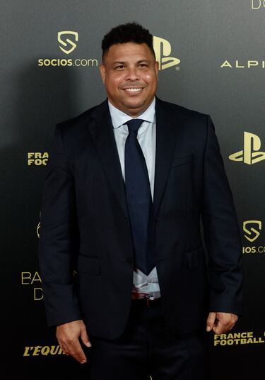 El exdelantero de fútbol brasileño Ronaldo posa a su llegada  a la ceremonia de entrega del Balón de Oro 2022 de France Football en el Teatro del Chatelet de París.