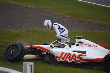 El piloto alem芍n de Haas termin車 la Pr芍ctica estrellando el monoplaza contra la barrera. Tras conducir al pit lane termin車 por derrapar y se estrell車 contra la barrera de protecci車n.