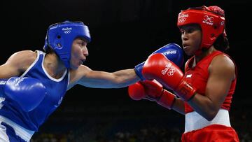 2016 Rio Olympics - Boxing - Semifinal - Women's Fly (51kg) Semifinals Bout 252 - Riocentro - Pavilion 6 - Rio de Janeiro, Brazil - 18/08/2016. Ingrid Valencia (COL) of Colombia and Sarah Ourahmoune (FRA) of France compete. REUTERS/Peter Cziborra FOR EDITORIAL USE ONLY. NOT FOR SALE FOR MARKETING OR ADVERTISING CAMPAIGNS.