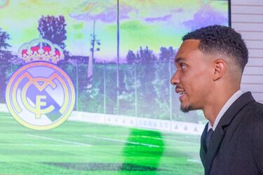 Alexander-Arnold durante la rueda de prensa de presentación.